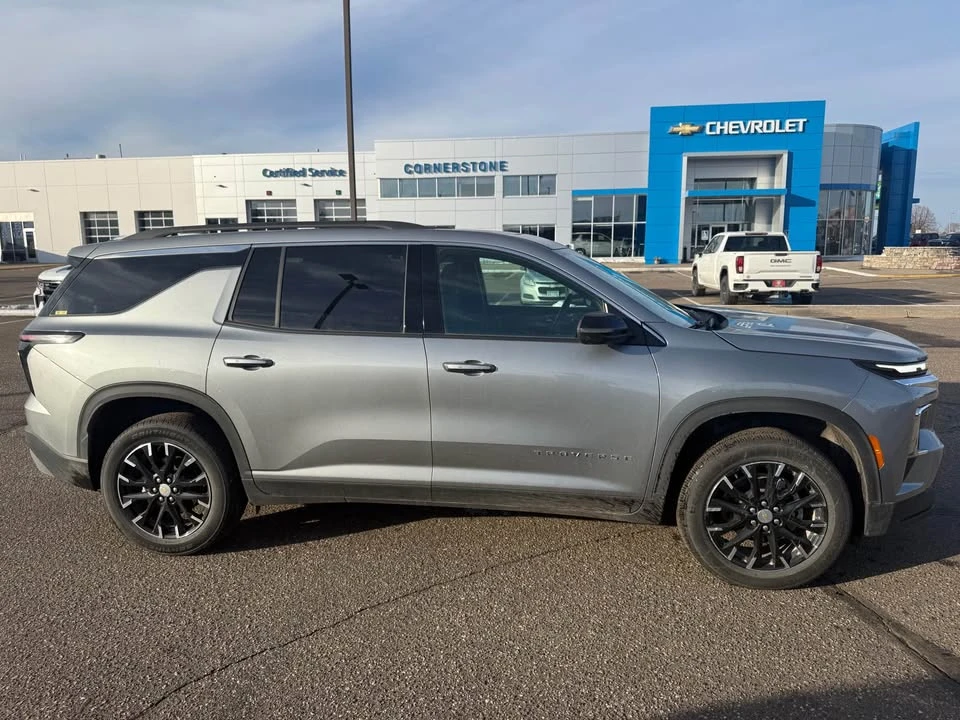 2025 Chevrolet Traverse - Image 2 of 18
