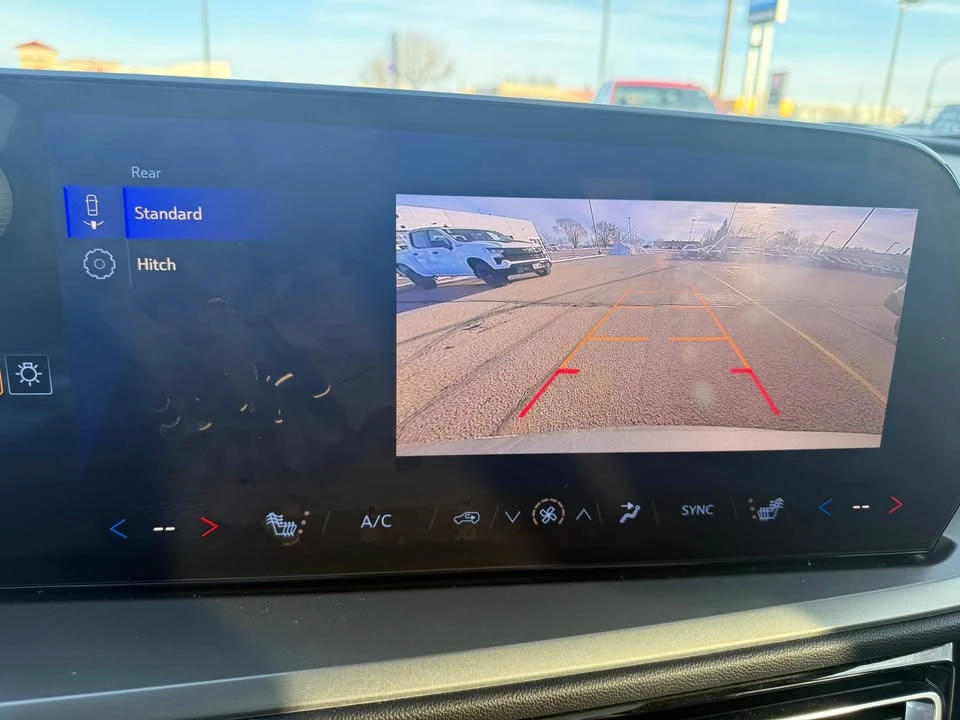 2025 Chevrolet Traverse - Image 15 of 18