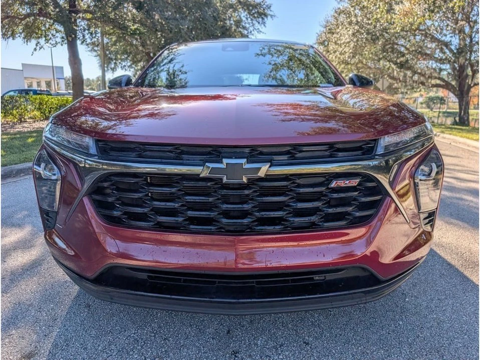 2025 Chevrolet Trax - Image 2 of 10