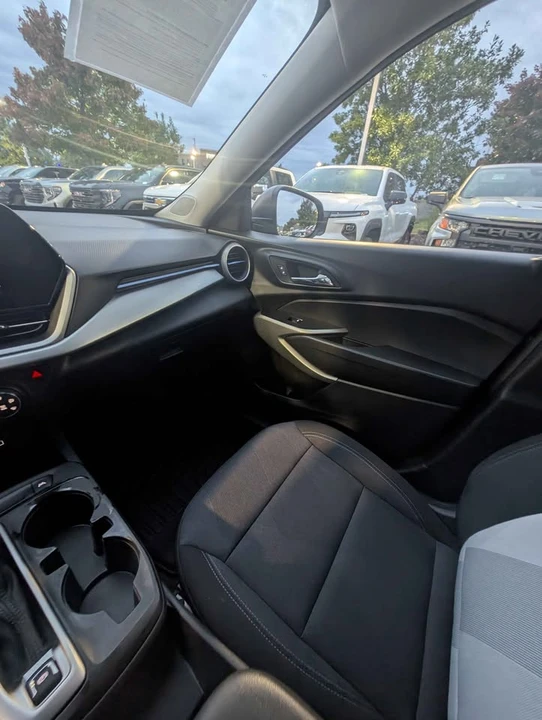 2025 Chevrolet Trax - Image 11 of 14
