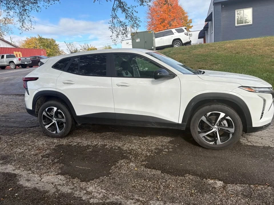 2025 Chevrolet Trax - Image 3 of 9