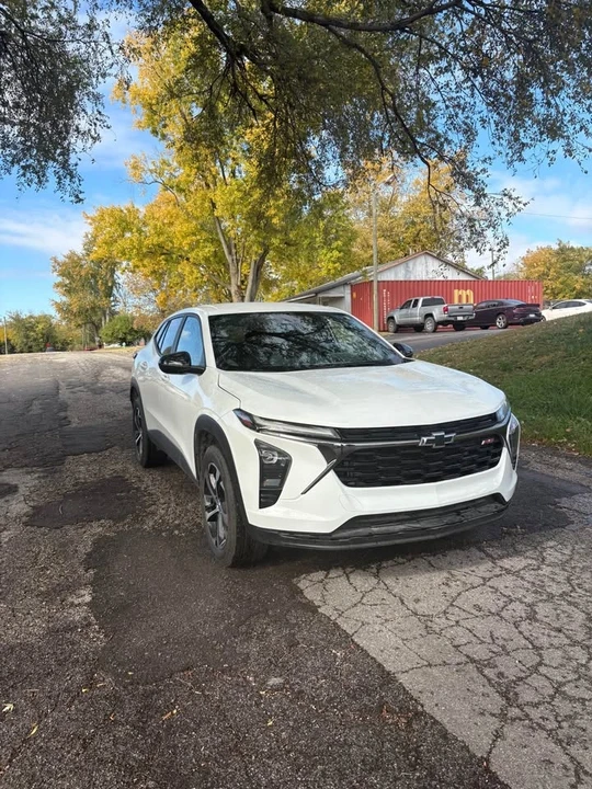 2025 Chevrolet Trax - Image 2 of 9
