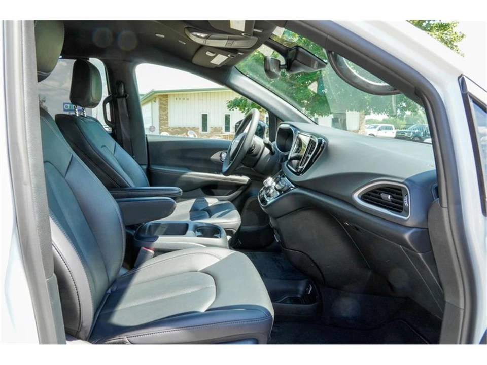 2025 Chrysler - Image 13 of 31