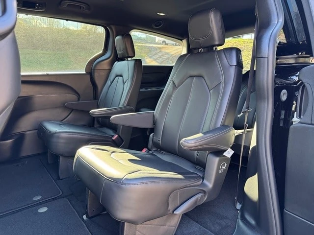 2025 Chrysler - Image 14 of 21