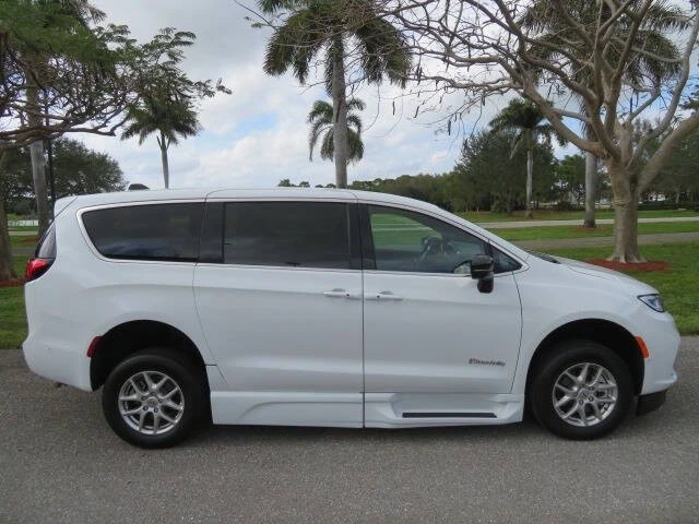 2025 Chrysler - Image 17 of 21