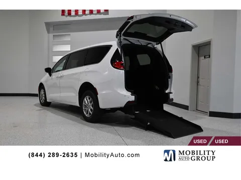 2025 Chrysler Pacifica Select