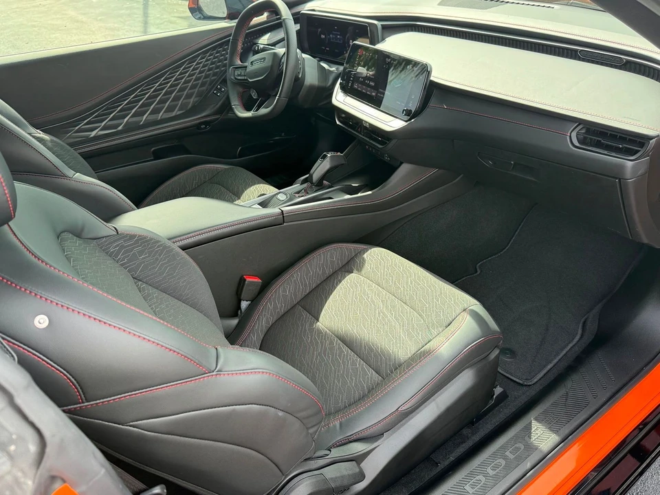 2025 Dodge Charger 8th Gen - Image 8 of 12