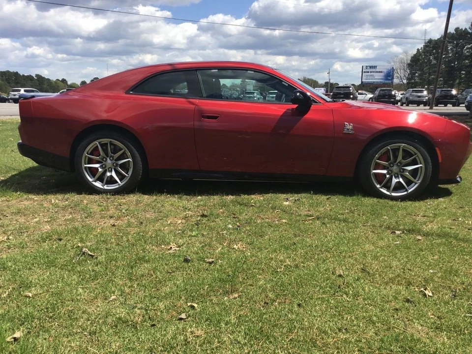 2025 Dodge Charger 8th Gen - Image 6 of 12