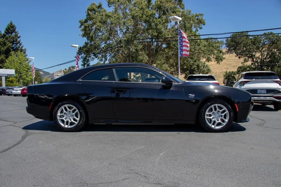 2025 Dodge Charger 8th Gen - Image 12 of 20