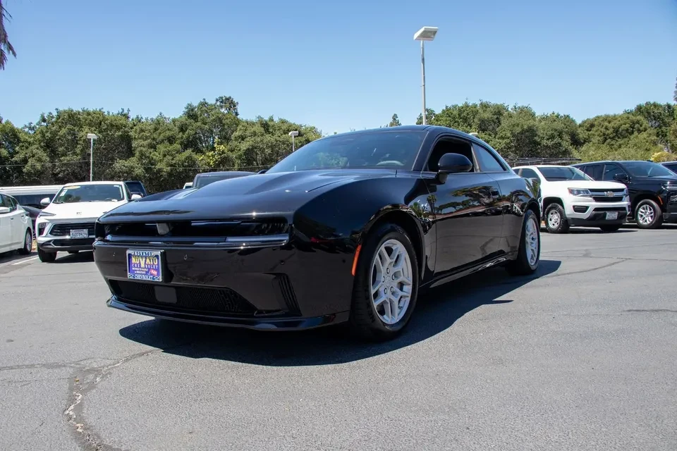 2025 Dodge Charger 8th Gen - Image 6 of 20