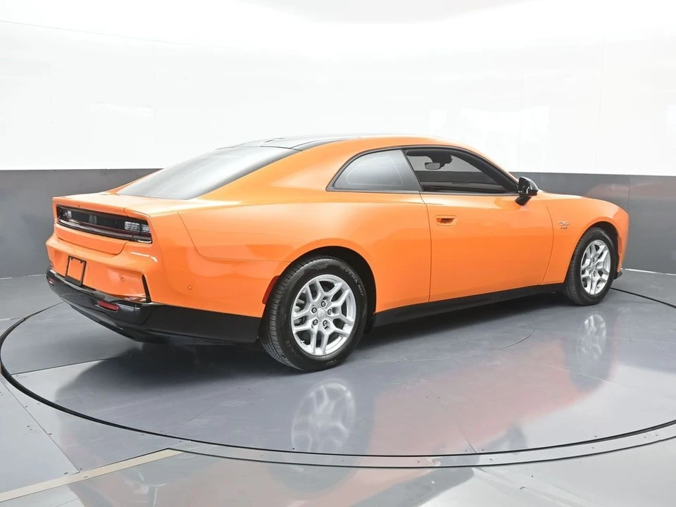 2025 Dodge Charger 8th Gen - Image 6 of 12