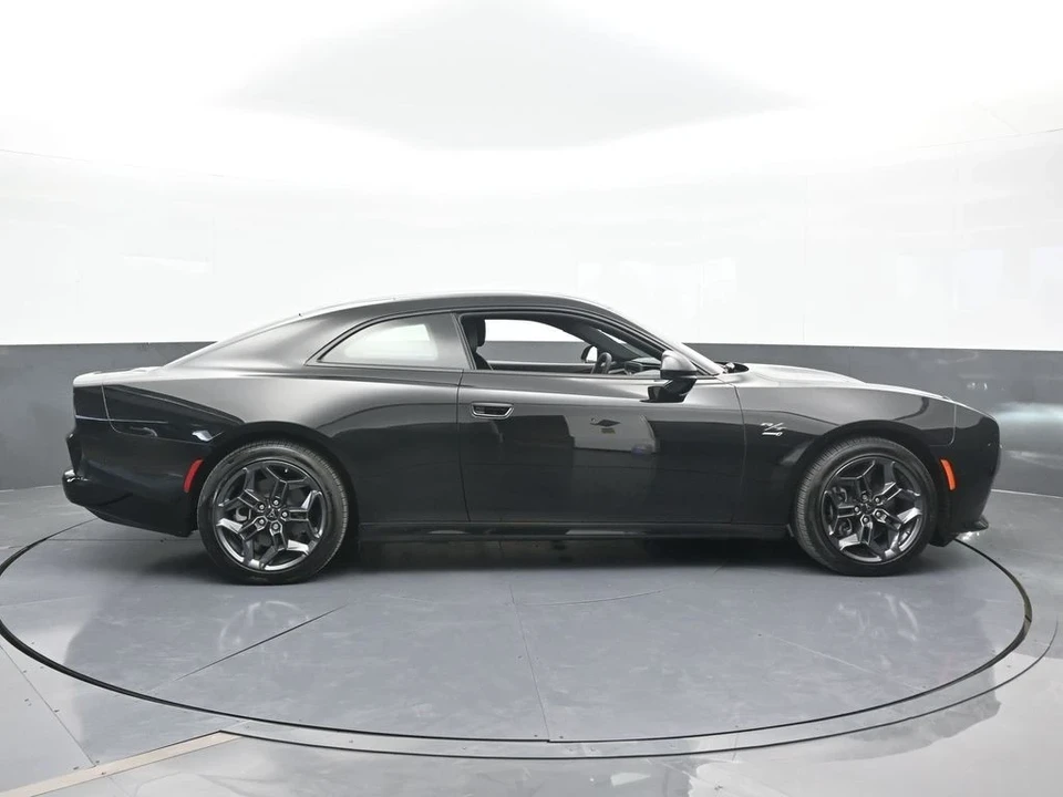 2025 Dodge Charger 8th Gen - Image 7 of 12