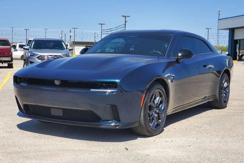 2025 Dodge Charger 8th Gen - Image 9 of 20