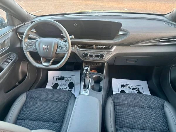 2025 Buick Envision - Image 8 of 31