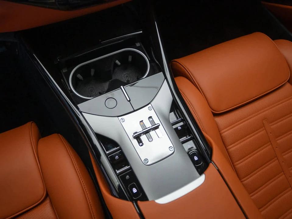 2025 Ferrari Purosangue - Image 27 of 31