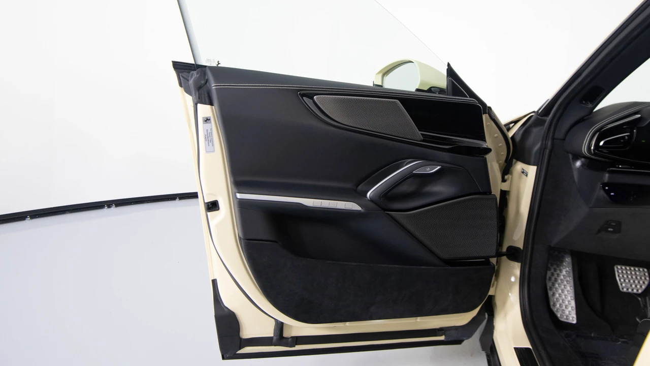 2025 Ferrari Purosangue - Image 17 of 31