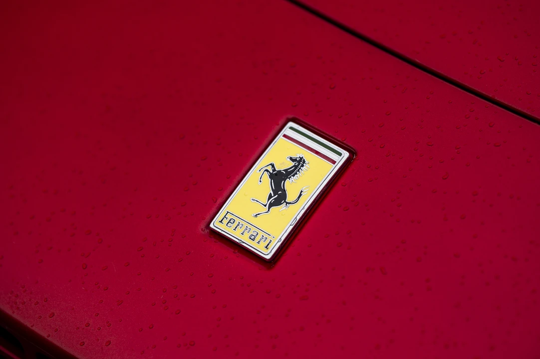 2025 Ferrari Roma Spider - Image 12 of 31