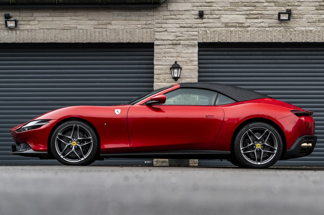 2025 Ferrari Roma Spider - Image 8 of 31