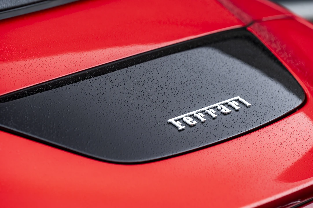 2025 Ferrari Roma Spider - Image 18 of 31