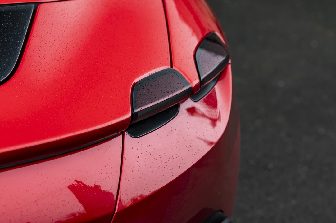 2025 Ferrari Roma Spider - Image 28 of 31