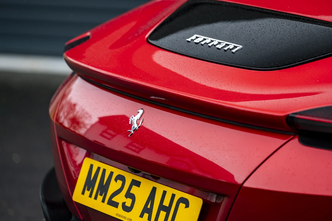 2025 Ferrari Roma Spider - Image 29 of 31
