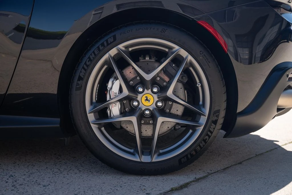 2025 Ferrari Roma Spider - Image 21 of 31