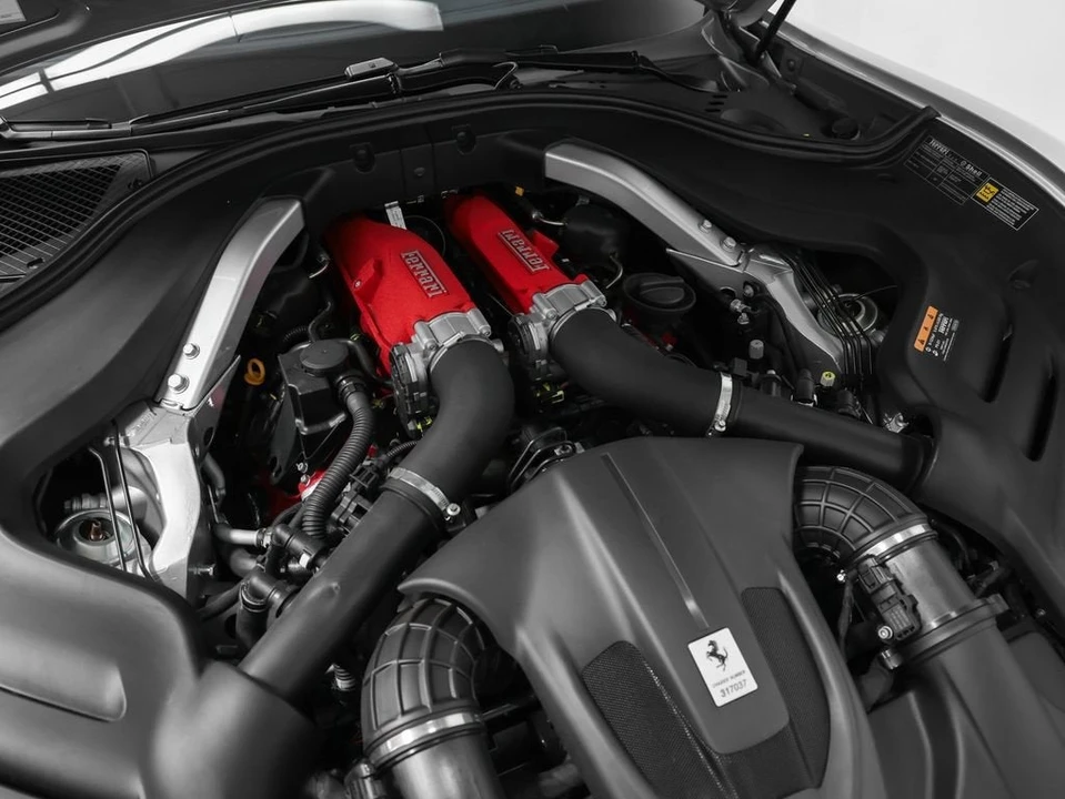2025 Ferrari Roma Spider - Image 13 of 31
