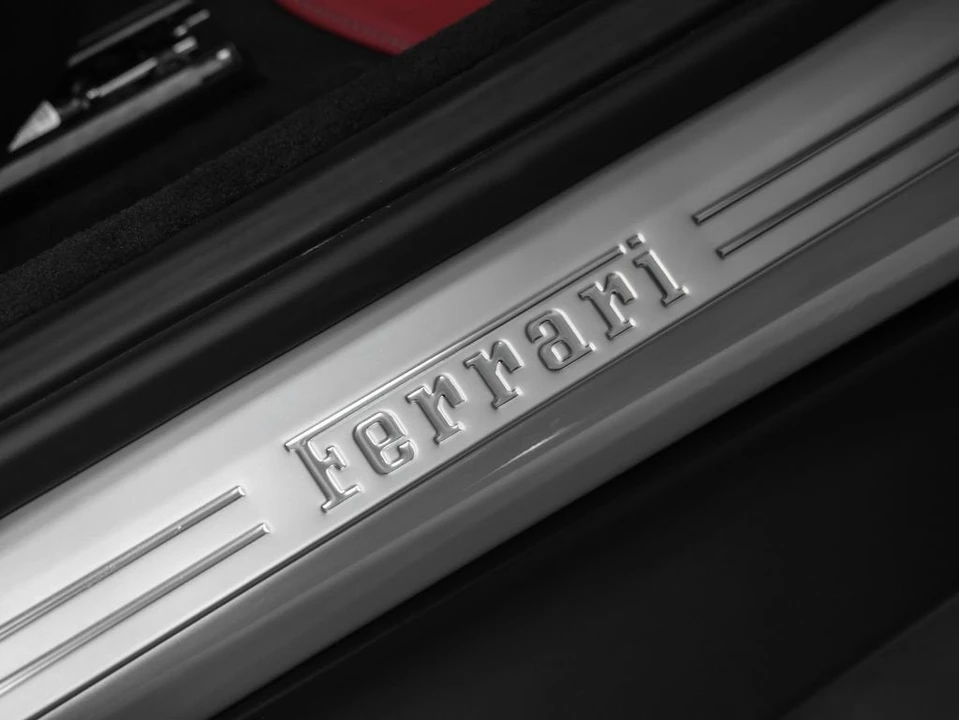 2025 Ferrari Roma Spider - Image 18 of 31