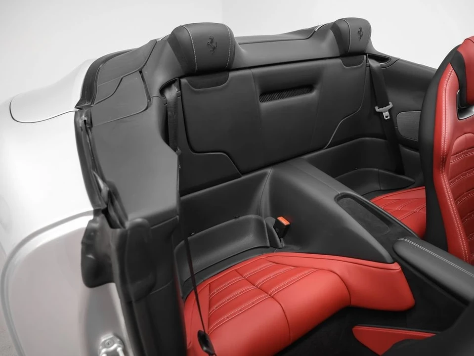 2025 Ferrari Roma Spider - Image 21 of 31