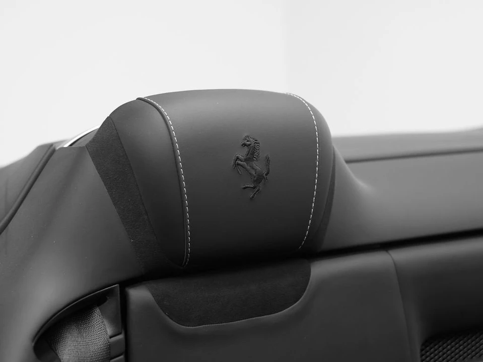 2025 Ferrari Roma Spider - Image 22 of 31