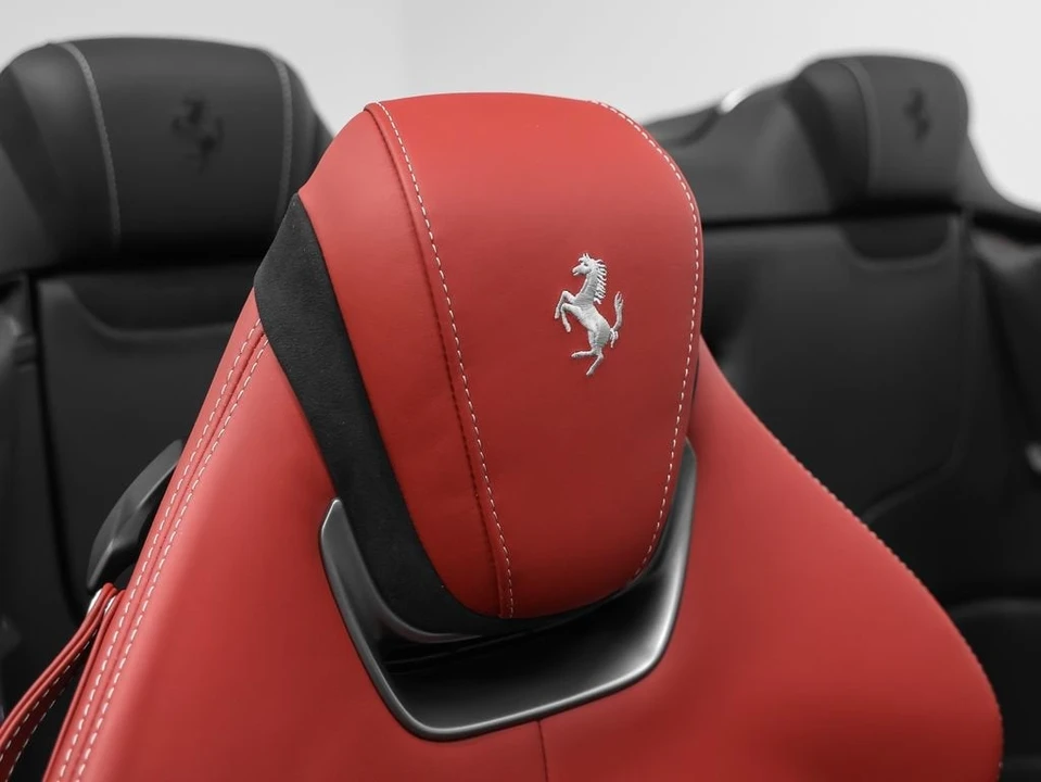 2025 Ferrari Roma Spider - Image 24 of 31