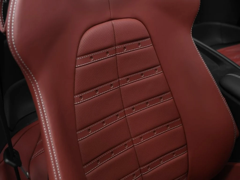 2025 Ferrari Roma Spider - Image 25 of 31