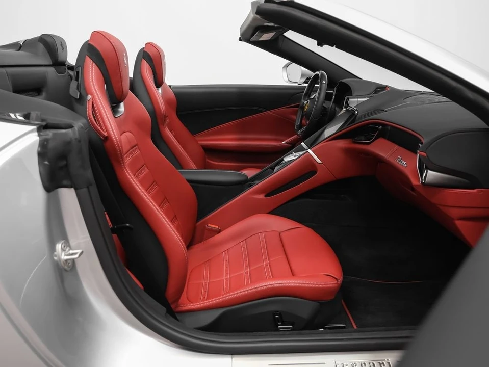 2025 Ferrari Roma Spider - Image 26 of 31