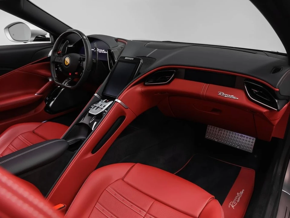 2025 Ferrari Roma Spider - Image 27 of 31