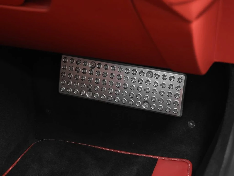 2025 Ferrari Roma Spider - Image 30 of 31