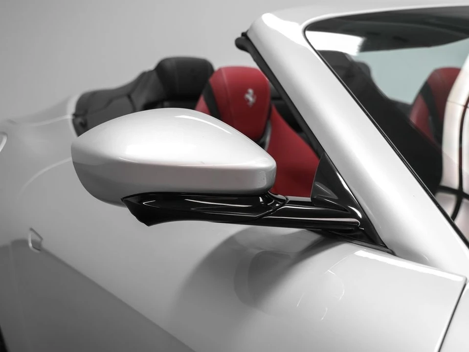 2025 Ferrari Roma Spider - Image 7 of 31