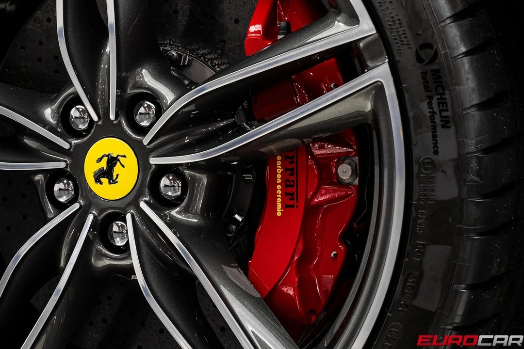 2025 Ferrari Roma Spider - Image 25 of 31