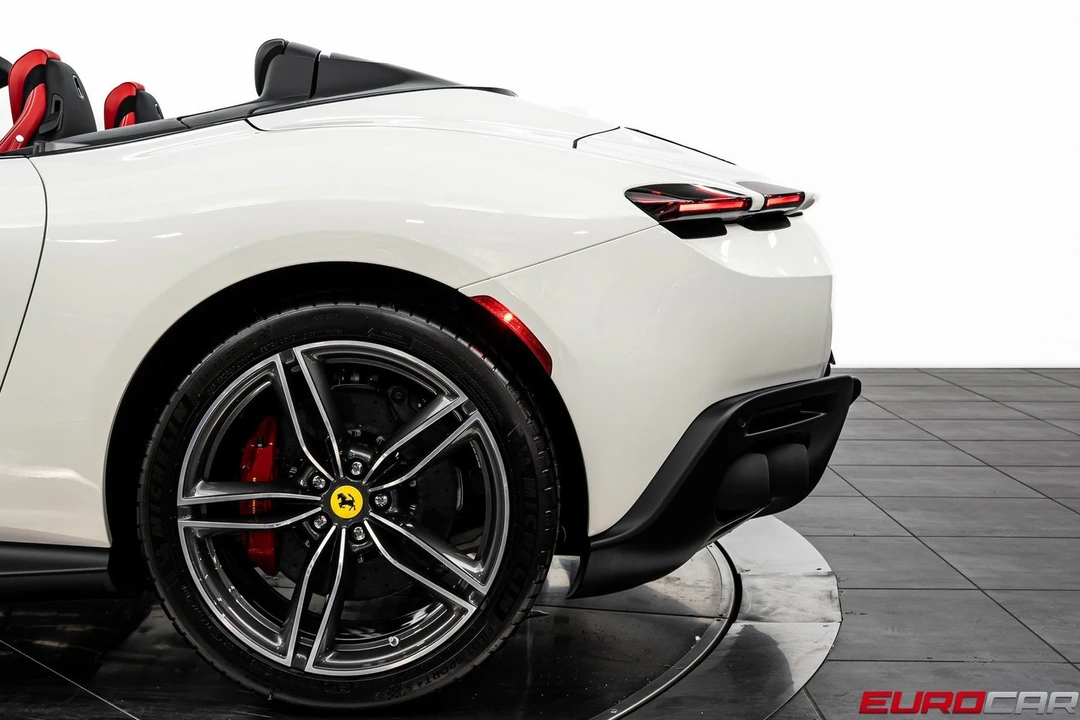 2025 Ferrari Roma Spider - Image 17 of 31