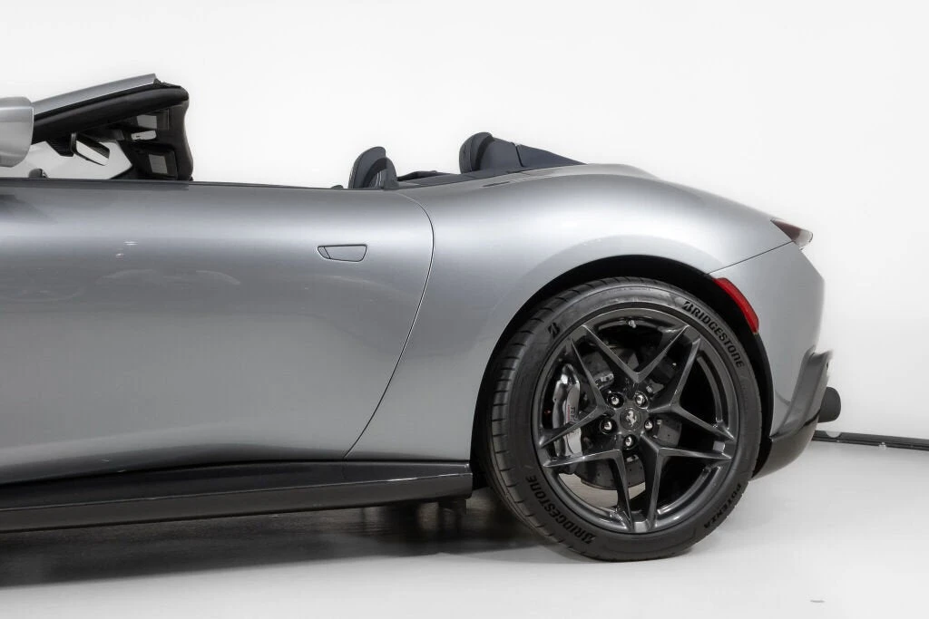 2025 Ferrari Roma Spider - Image 16 of 31