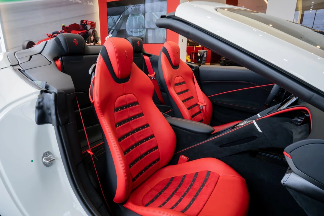 2025 Ferrari Roma Spider - Image 29 of 31