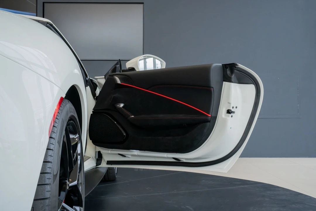 2025 Ferrari Roma Spider - Image 27 of 31