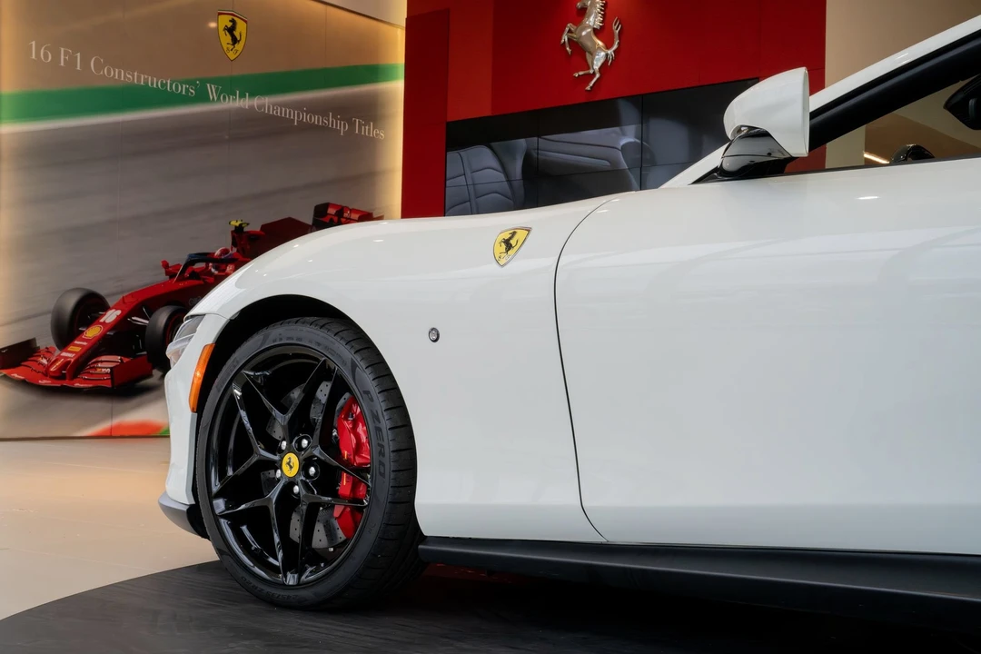 2025 Ferrari Roma Spider - Image 4 of 31