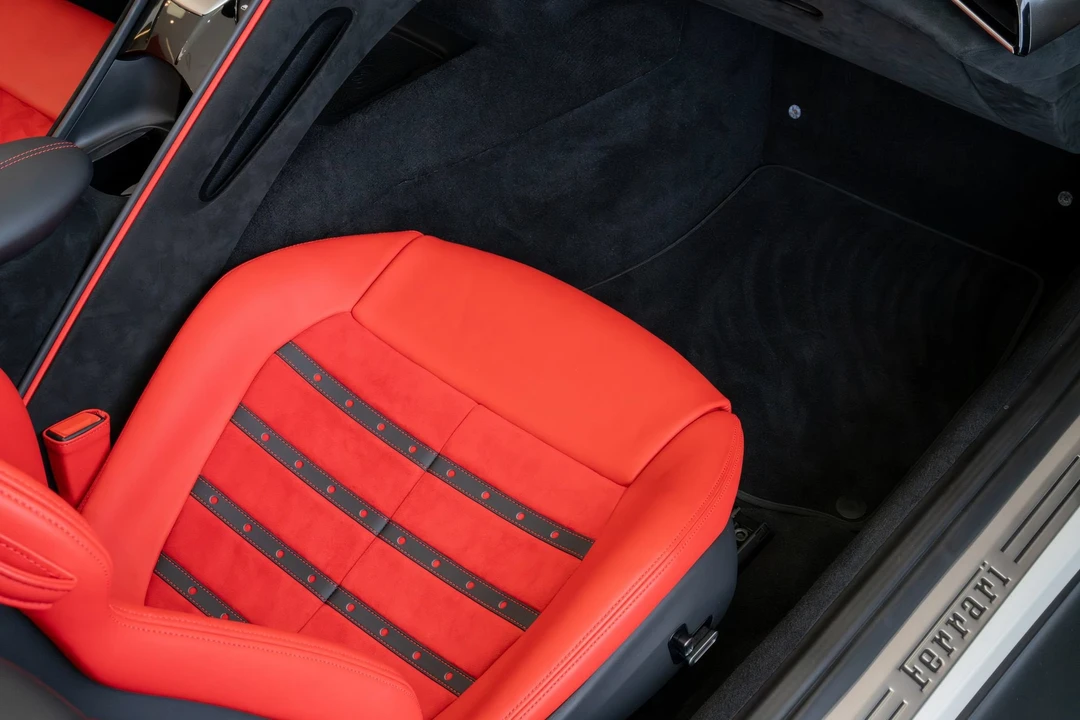 2025 Ferrari Roma Spider - Image 23 of 31