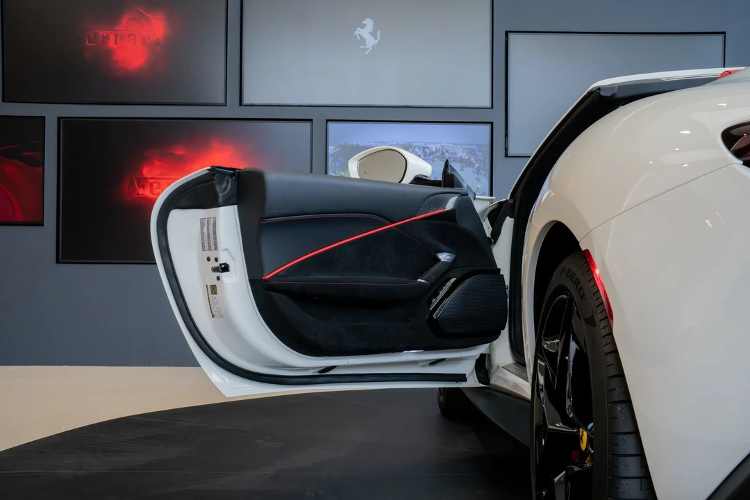 2025 Ferrari Roma Spider - Image 16 of 31