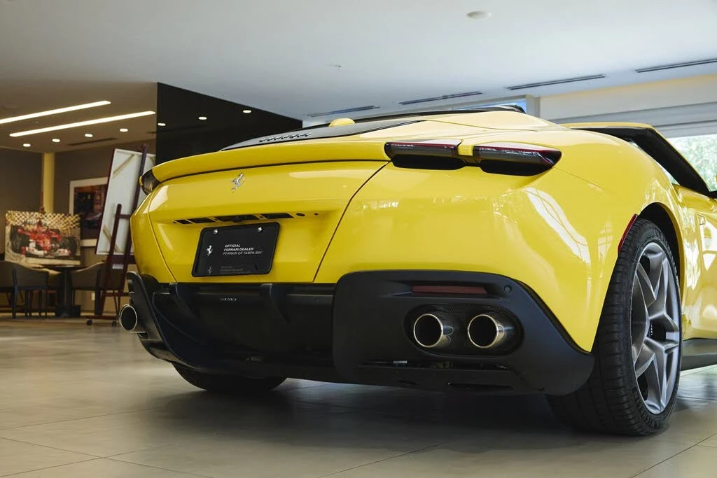 2025 Ferrari Roma Spider - Image 14 of 31