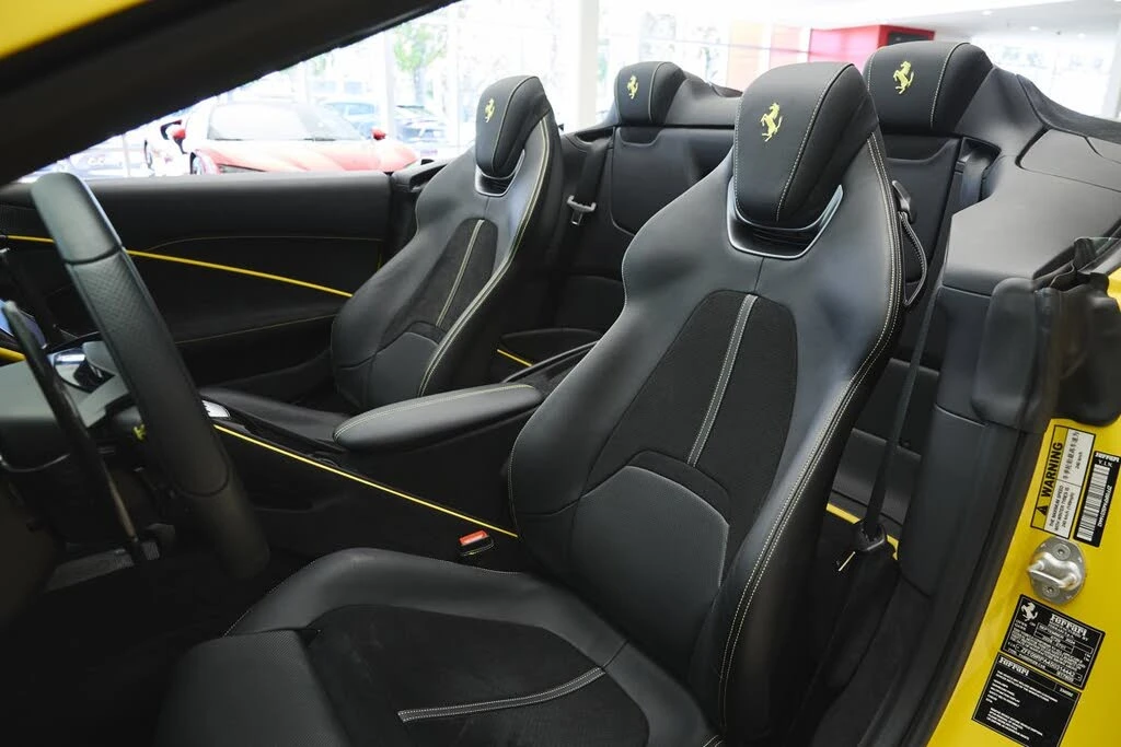2025 Ferrari Roma Spider - Image 29 of 31