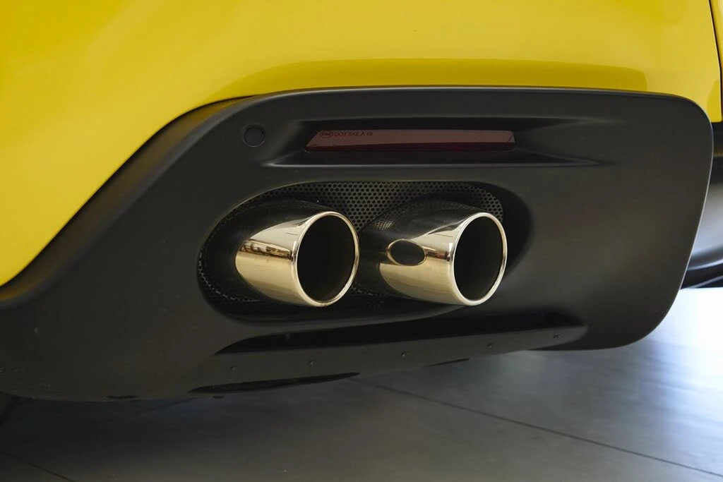 2025 Ferrari Roma Spider - Image 12 of 31