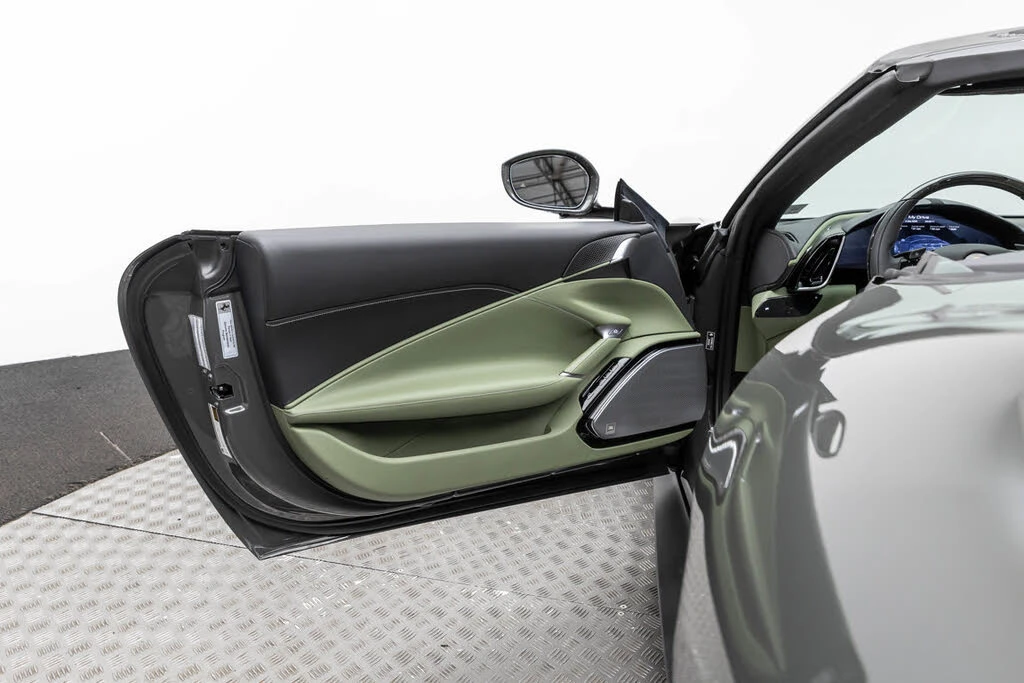 2025 Ferrari Roma Spider - Image 12 of 31