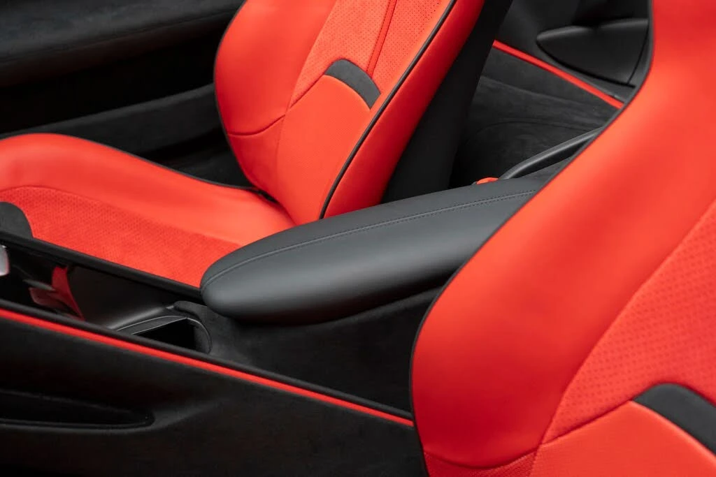 2025 Ferrari Roma Spider - Image 19 of 31