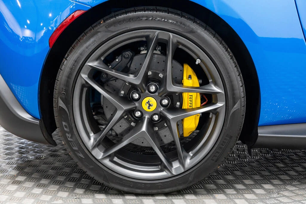 2025 Ferrari Roma Spider - Image 30 of 31